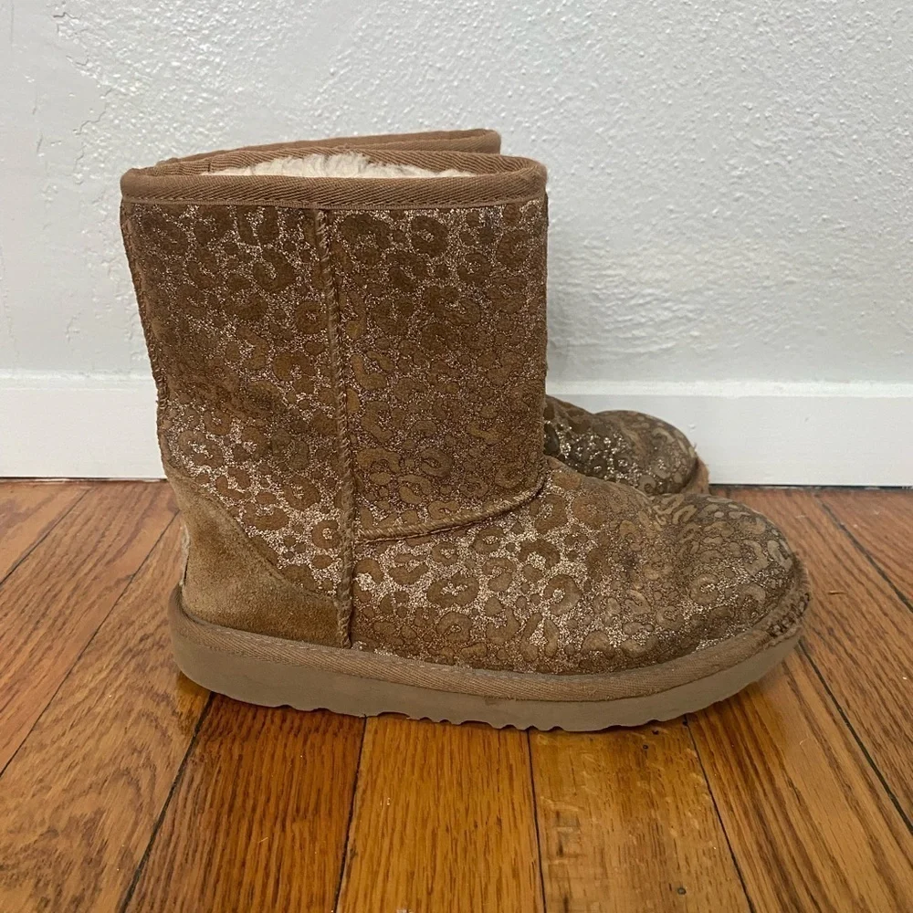 UGG Classic Girls Glitter Leopard Print Boots in Chestnut Size 3
